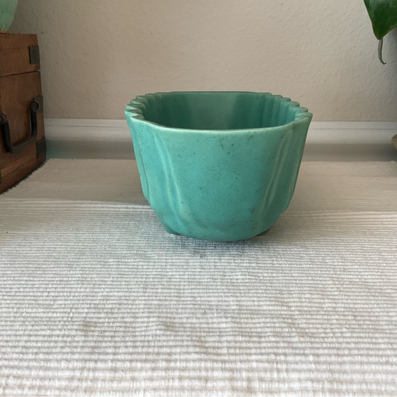 Brush Pottery 400-8 Scalloped Teal Green Ceramic Planter - Picture 4 of 9